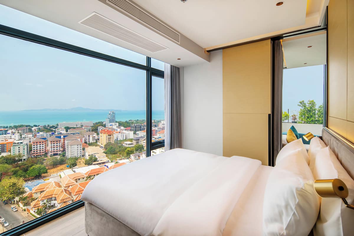 Premier Suite with Sky Garden Sea View | Sengetøy av topp kvalitet, minibar, safe på rommet og skrivebord