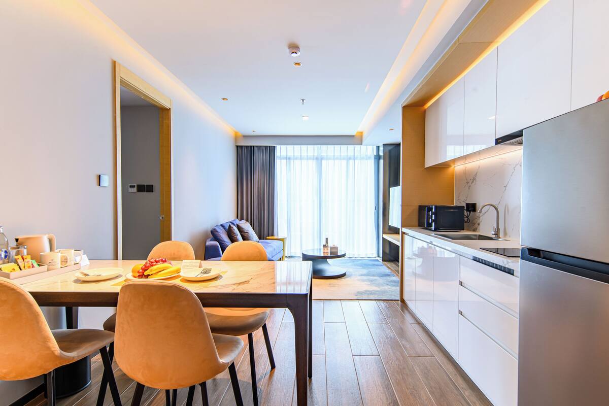 Two-Bedroom Deluxe Suite with Sea View | Sengetøy av topp kvalitet, minibar, safe på rommet og skrivebord