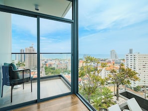 One-Bedroom Premier Suite with Sea View | Ropa de cama de alta calidad, camas con efecto memoria y minibar