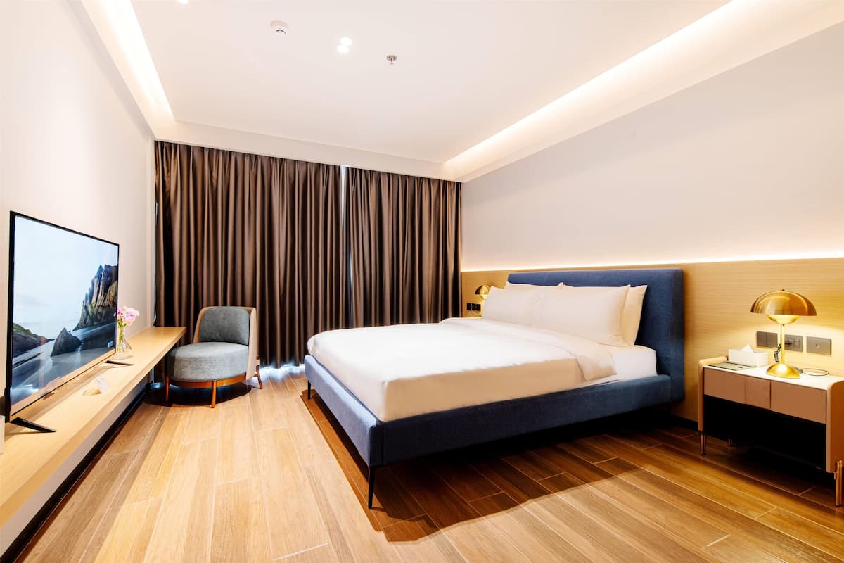 Premium bedding, minibar, in-room safe, desk