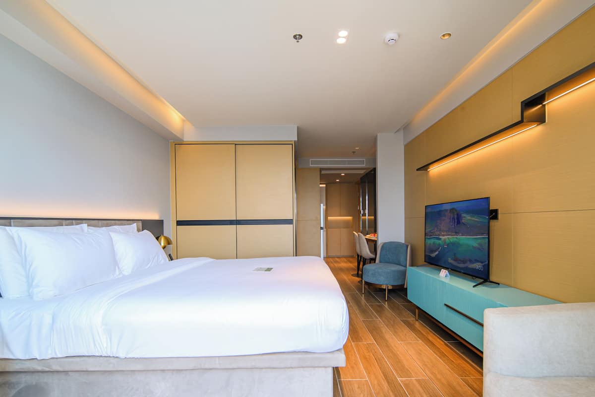 Deluxe King Room with City View | Sengetøy av topp kvalitet, minibar, safe på rommet og skrivebord
