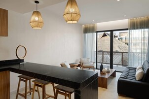 客房内保险箱、办公桌、遮光窗帘、免费婴儿床