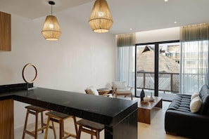 セーフティボックス (室内)、デスク、遮光カーテン、ベビーベッド (無料)