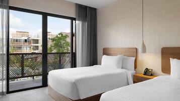 1 camera, una cassaforte in camera, una scrivania, tende oscuranti