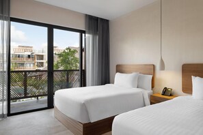 Dundyner, safe på rommet, skrivebord og blendingsgardiner