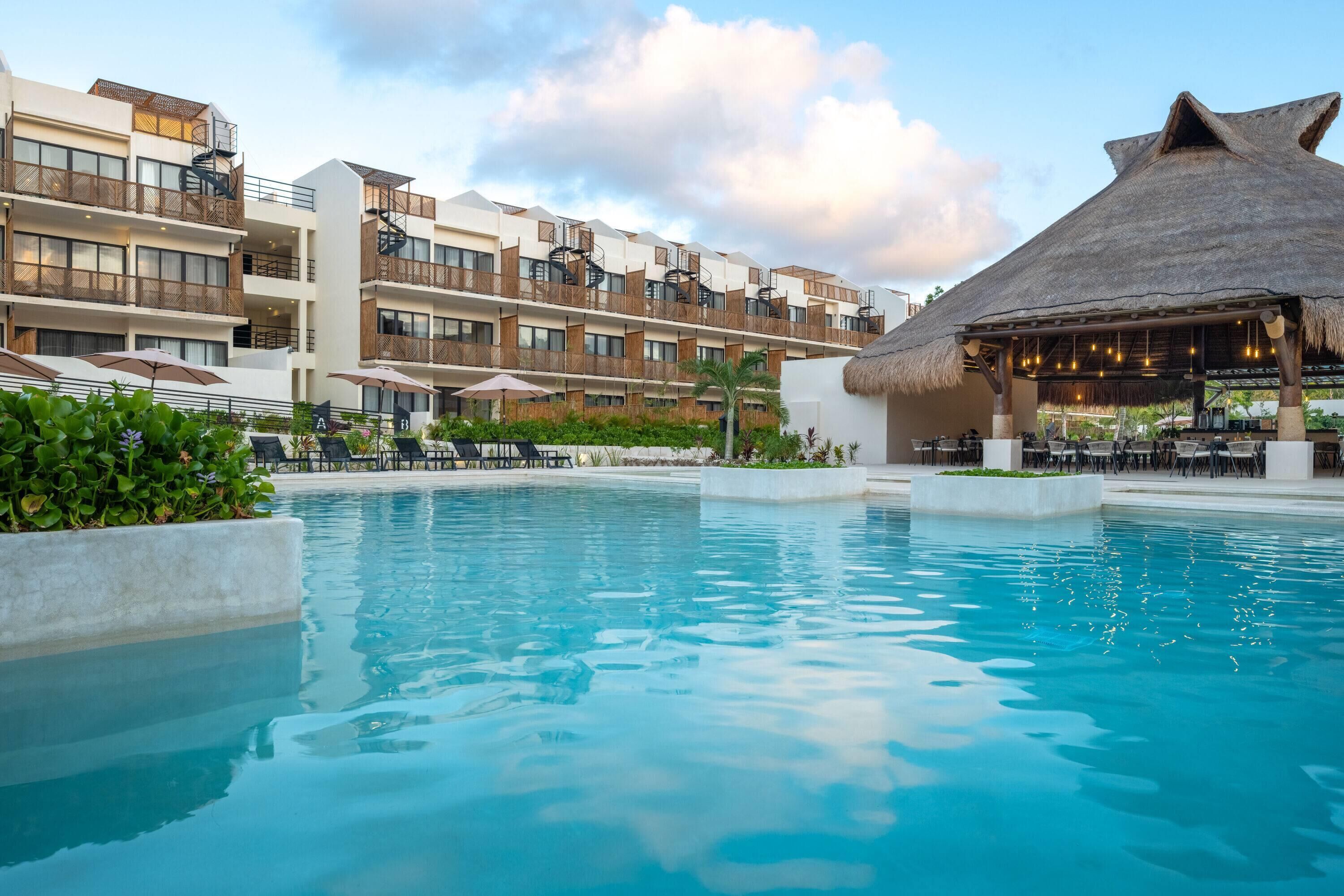 2 piscinas externas, funciona das 9h às 21h, guarda-sóis