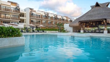 2 piscinas al aire libre (de 09:00 a 21:00), sombrillas, tumbonas