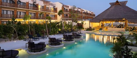 2 piscinas externas, funciona das 9h às 21h, guarda-sóis