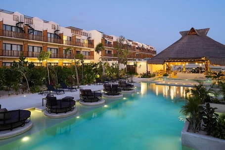 2 piscinas al aire libre, sombrillas, sillones reclinables de piscina