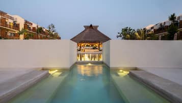 2 utendørsbassenger, bassengparasoller og solsenger