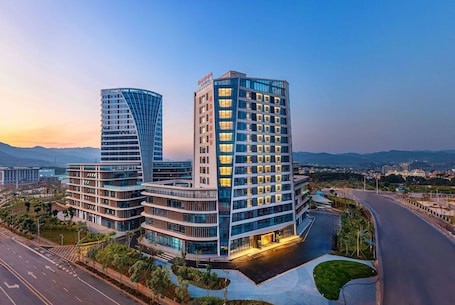 Fachada. Hawthorn By Wyndham Jinghong Mengyang