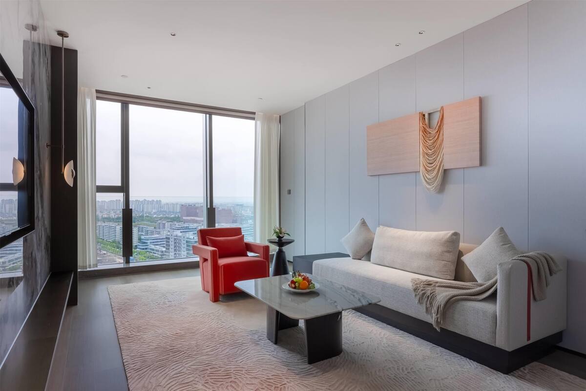 Executive Suite | Soundproofing, iron/ironing board