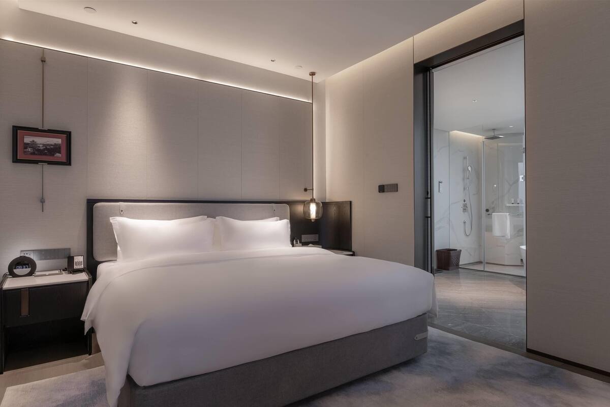 Deluxe Suite | Soundproofing, iron/ironing board