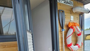 Eine Tür mit einem Schild, auf dem "ST-50449V" steht, und einem Rettungsring, der an der Wand hängt.