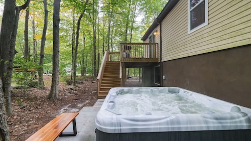 Moshannon Tree-lined Pocono Retreat w/ Hot Tub, Firepit & Pool Table
