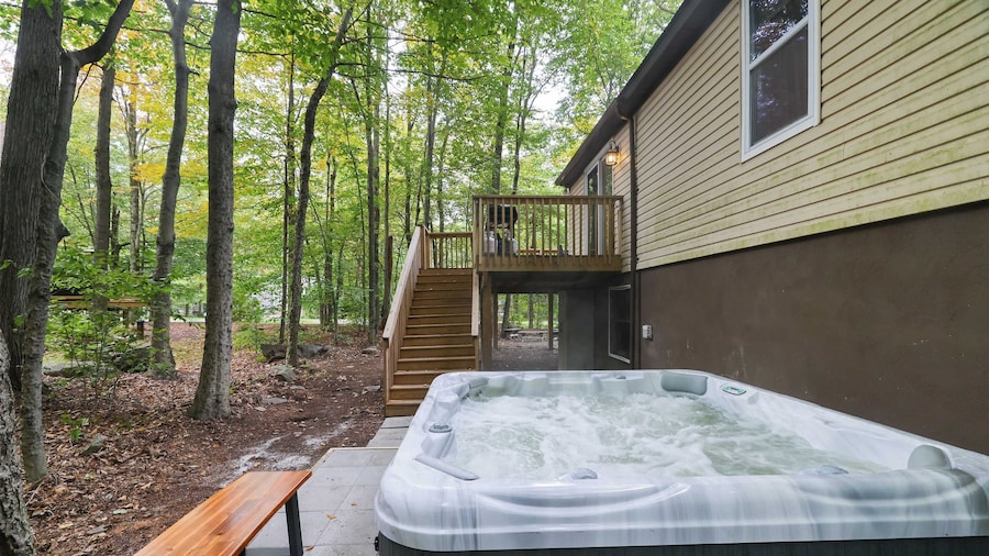 Moshannon Tree-lined Pocono Retreat w/ Hot Tub, Firepit & Pool Table