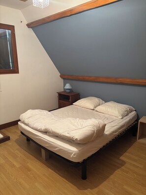 3 makuuhuonetta, silitysrauta/-lauta