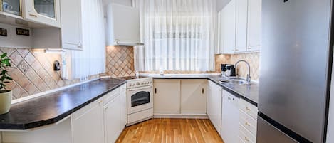 Kühlschrank, Mikrowelle, Ofen, Herdplatte