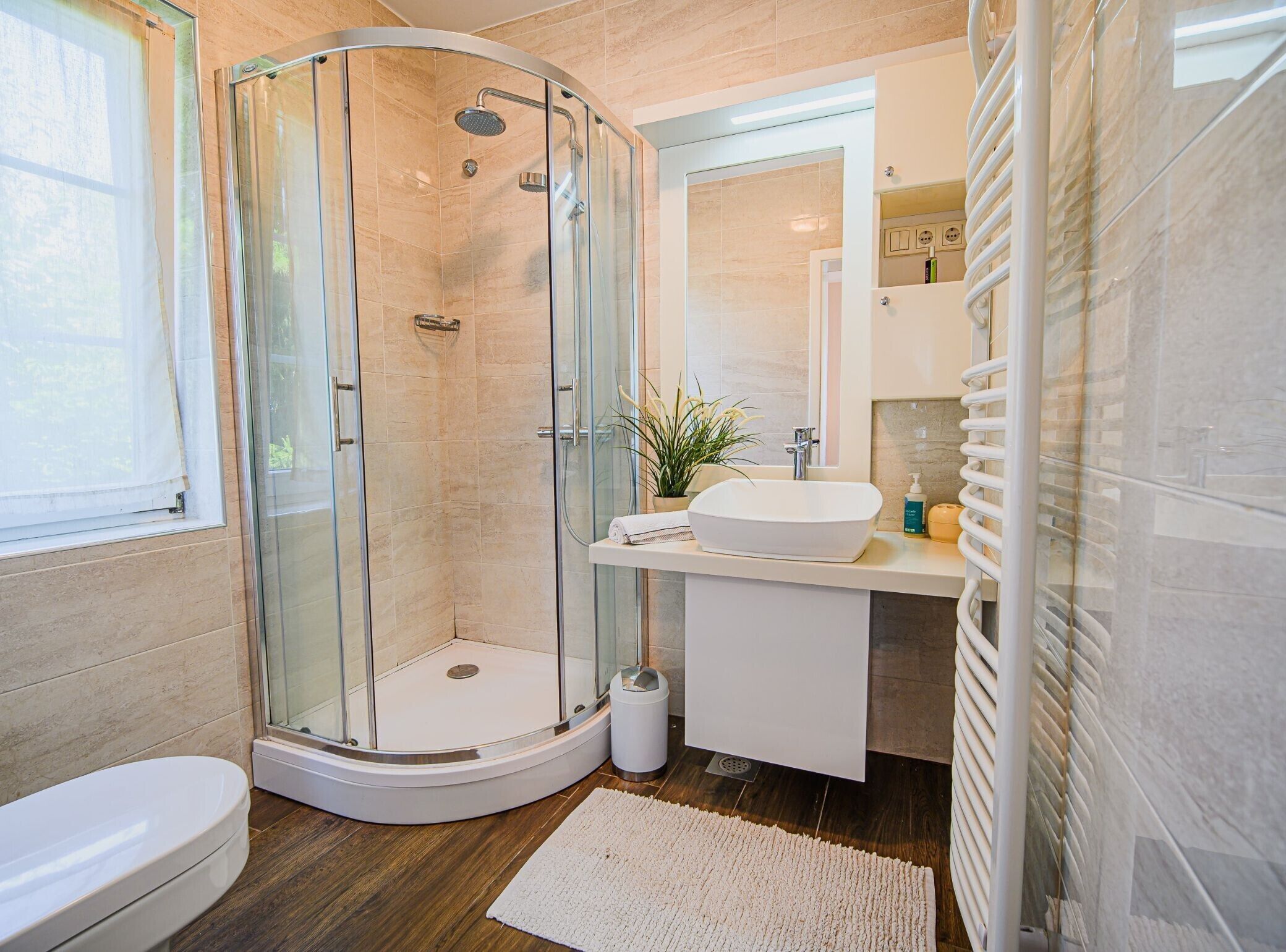 Douche, séchoir à cheveux, serviettes fournies