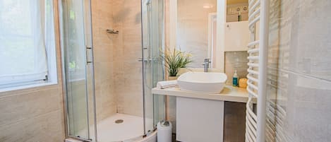 Douche, séchoir à cheveux, serviettes fournies