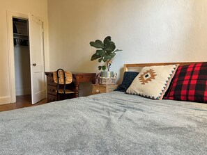 1 bedroom, iron/ironing board, WiFi, bed sheets - Private room  (Toronto)