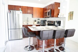 Kühlschrank, Mikrowelle, Ofen, Wasserkocher mit Kaffee-/Teezubehör