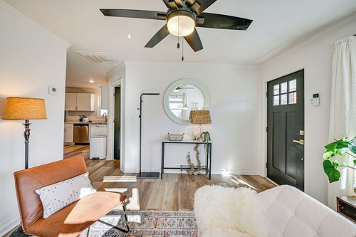 < 3 Mi to Dtwn: Modern Cottage in Greenville!