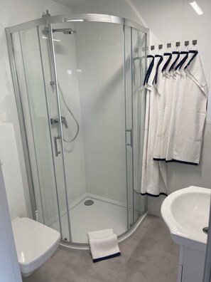 Dusche, Haartrockner, Handtücher, Seife