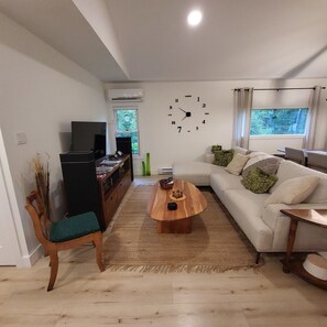 Smart TV, video games, DVD player, books - Charming 2-BR house with AC, WiFi, firepit and only 5 min walk from beach (Grande-Digue)