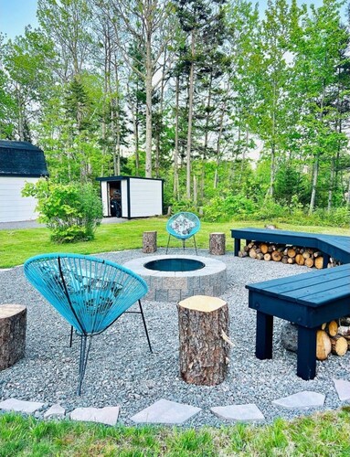 Charming 2-BR  with  Hot tub, AC, WIFI, firepit and only 5 min walk from beach