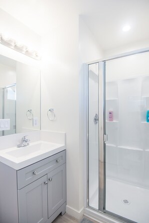 Dusche, Haartrockner, Handtücher, Seife