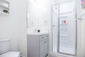 تجهيزات دش، مجففات شعر، مناشف، صابون