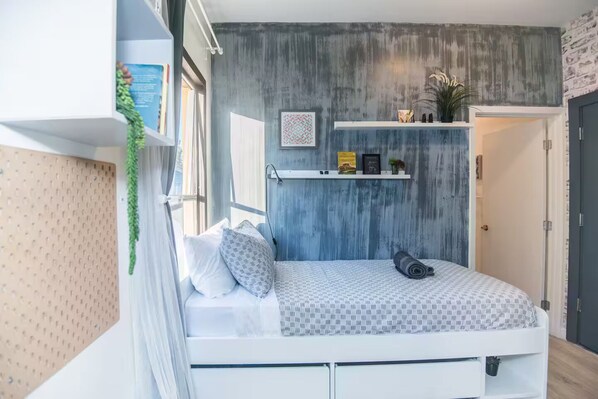 1 غرفة نوم ومكواة/لوح كي وواي فاي وملاءات أسرّة