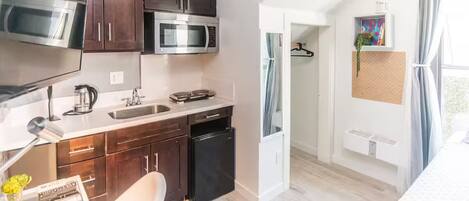 1 dormitori, planxa i posts de planxar, wifi i roba de llit