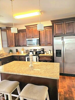 Fridge, microwave, oven, stovetop - Spacious home in Chesapeake (Chesapeake)