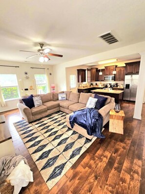 Smart TV - Spacious home in Chesapeake (Chesapeake)