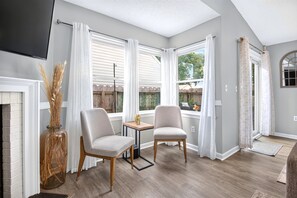 Smart TV, fireplace