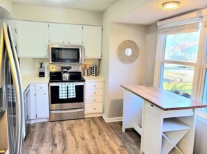 Een koelkast, een microgolfoven, een oven, een kookplaat