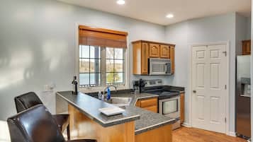 Coffee/tea maker, fridge, microwave, stovetop