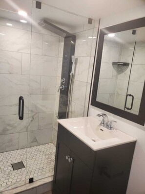 Douche, sèche-cheveux, bidet, serviettes fournies
