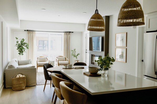 Dining - Boutique Mountain Retreat 5min from Canmore, heated pool & hot tub (Dead Man's Flats)