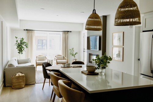 Boutique Mountain Retreat 5min from Canmore, heated pool & hot tub 