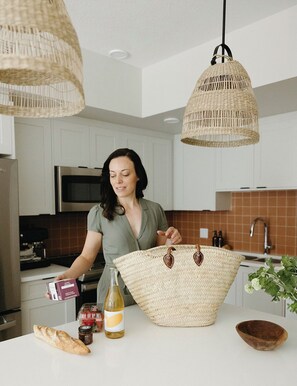 Fridge, microwave, oven, stovetop - Boutique Mountain Retreat 5min from Canmore, heated pool & hot tub (Dead Man's Flats)