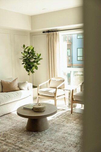 Boutique Mountain Retreat 5min from Canmore, heated pool & hot tub 