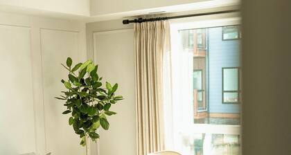 Boutique Mountain Retreat 5min from Canmore, heated pool & hot tub