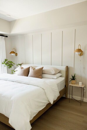 2 bedrooms, iron/ironing board, travel cot, free WiFi - Boutique Mountain Retreat 5min from Canmore, heated pool & hot tub (Dead Man's Flats)