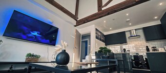 Modern 3-Bedroom Apartment in the Heart of Newport