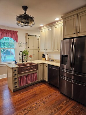Fridge, microwave, oven, stovetop - The Serene Farm Life...without all the work! Lots of space and privacy! (Buchanan)