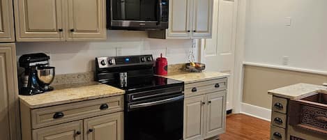 Réfrigérateur, four à micro-ondes, un four, surface de cuisson