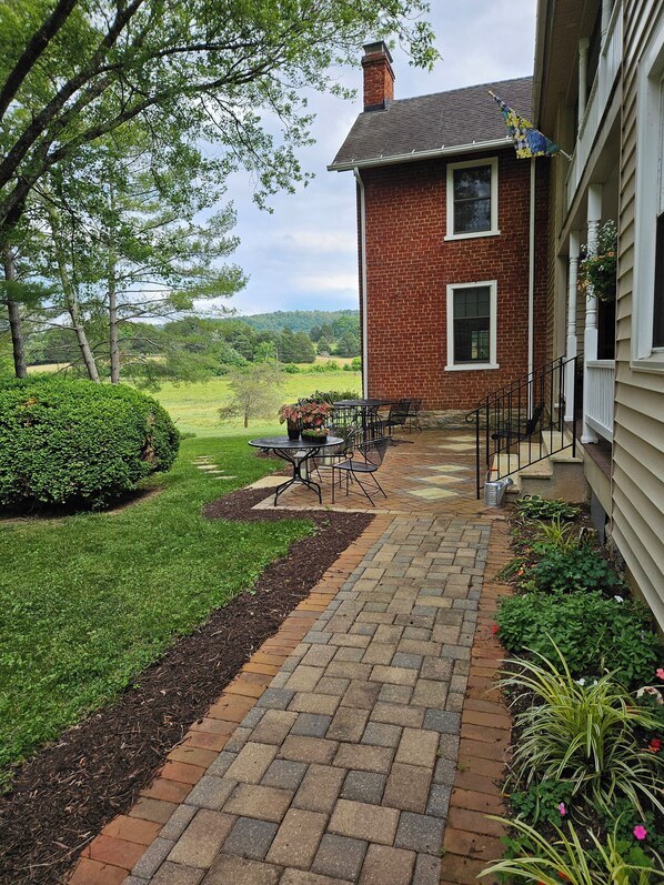 Outdoor dining - The Serene Farm Life...without all the work! Lots of space and privacy! (Buchanan)